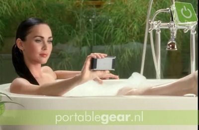 Megan Fox baadt met de Motorola Devour