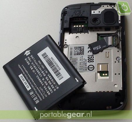 Alcatel OT-918D: microSD-kaartslot onder batterij & dual-simfunctionaliteit
