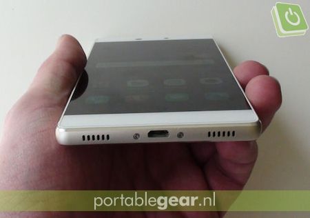 Huawei P8: microUSB-aansluiting en speakers aan onderzijde