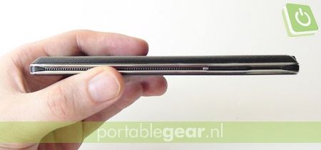LG Optimus 4X: volumetoets onopvallend geintegreerd in zijkant