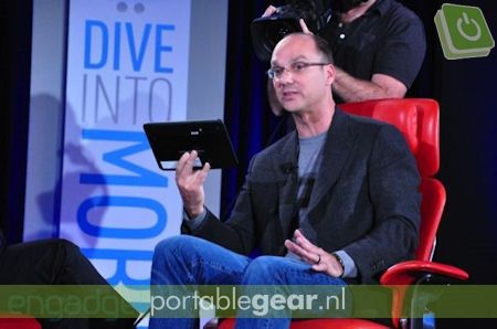 Android-ontwikkelaar Andy Rubin toont Motorola Honeycomb-tablet (via Engadget)
Android-ontwikkelaar Andy Rubin toont Motorola Honeycomb-tablet (via Engadget)