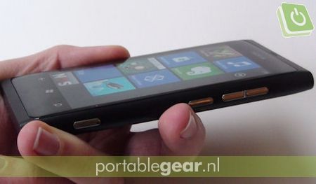 Nokia Lumia 800: zijkant met aparte cameratoets