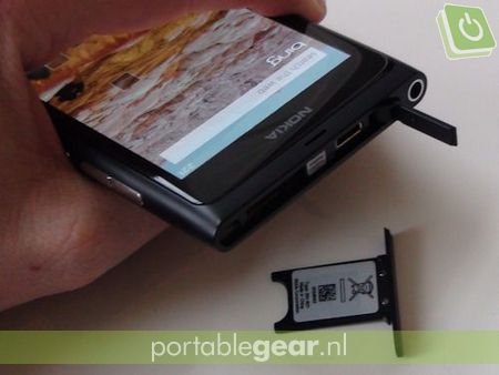 Nokia Lumia 800: uitneembaar microSIM-kaartslot