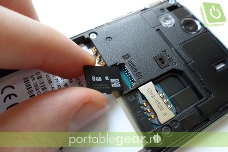 Sony Ericsson Xperia Arc: geheugenkaart onder batterij
