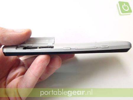 Sony Xperia T: vakje voor microSIM- en microSD-kaart