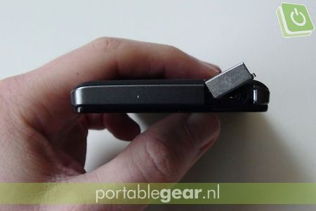 Sony Xperia V: afgesloten 3,5mm poort aan bovenzijde
