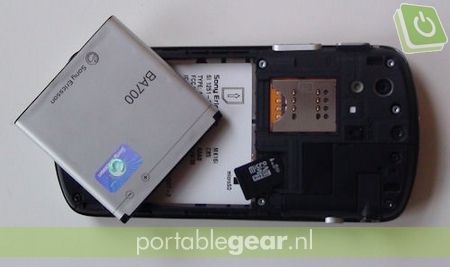 Sony Ericsson Xperia pro: microSD-kaartslot onder accu
